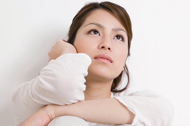 悩む女性