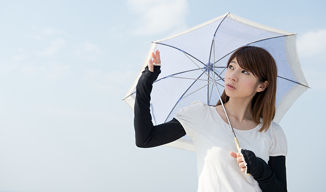 日傘をさす女性