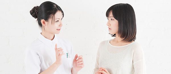 医師の説明を受ける女性