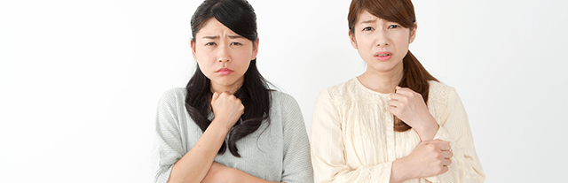 困り顔の二人の女性