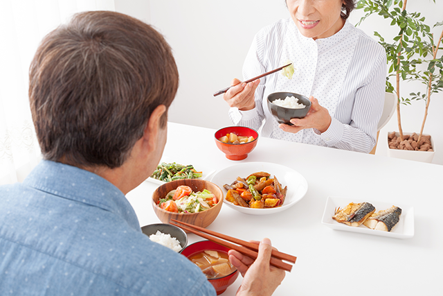 食事をする老夫婦