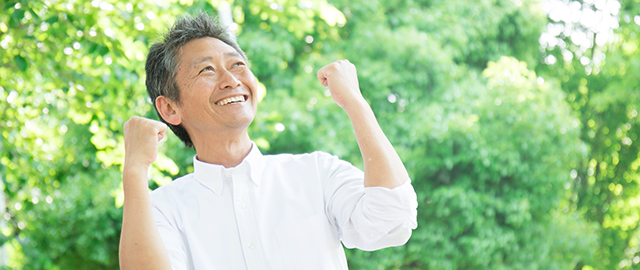 デスクで悩んでいる男性
