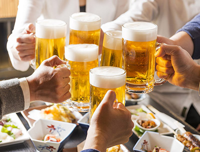 ビールで乾杯する人たち