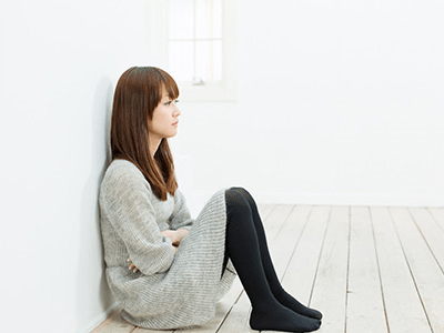 精神的に落ち込んでいる女性