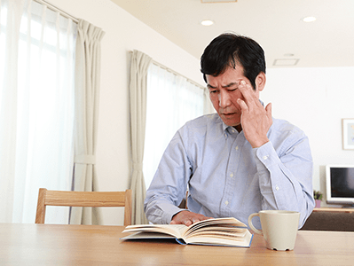 眼の違和感を感じる男性