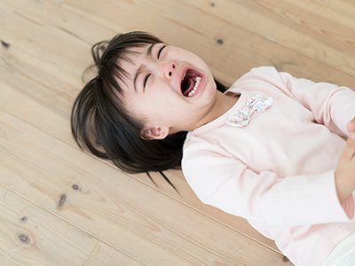 叱られて泣く少女